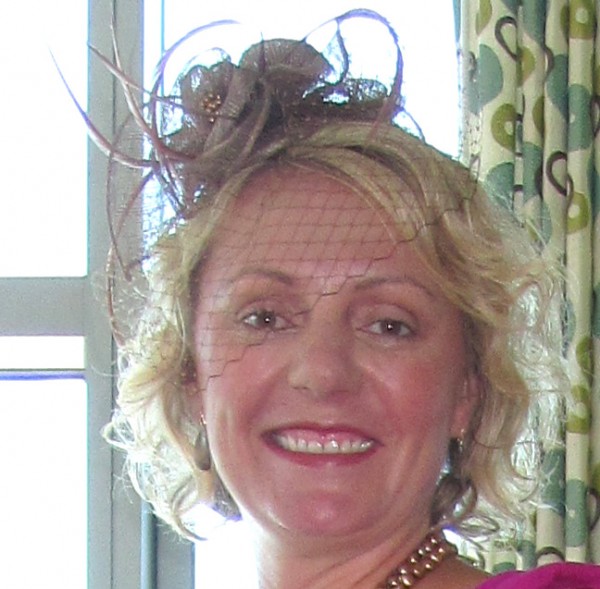 Kathi Burns accessorizes a trendy fascinator headdress for Hat Day at the Races Kathi Burns wardrobes a fascinator in time for Hat Day